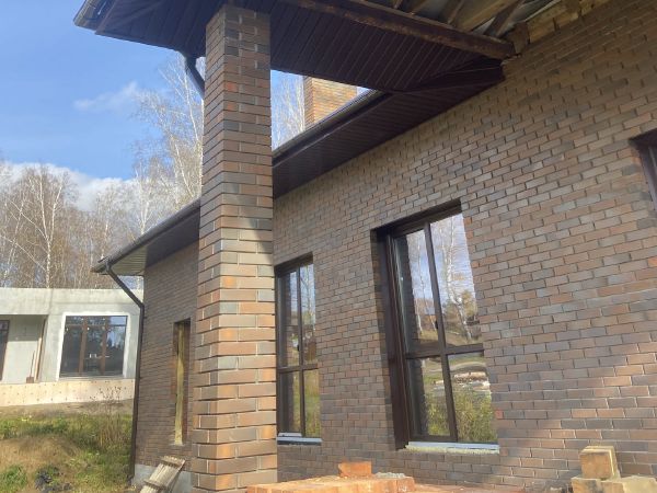 Кирпичные стены, деревянные леса